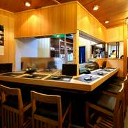 優しい色合いで統一された店内は、とても落ち着いた雰囲気となっており、ゆったりとくつろいで過ごすことができます。今宵はゆっくりと流れる時間を感じながら、焼酎を傾け素敵なひとときを。