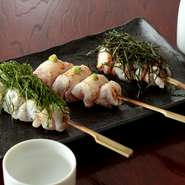 鮮度抜群のささみを丸ごと一本使用した、高タンパク＆低カロリーのヘルシーメニュー。低カロリーながら、ボリューム満点で食べごたえ十分です。写真は左から梅しそ、わさび、のり明太子。