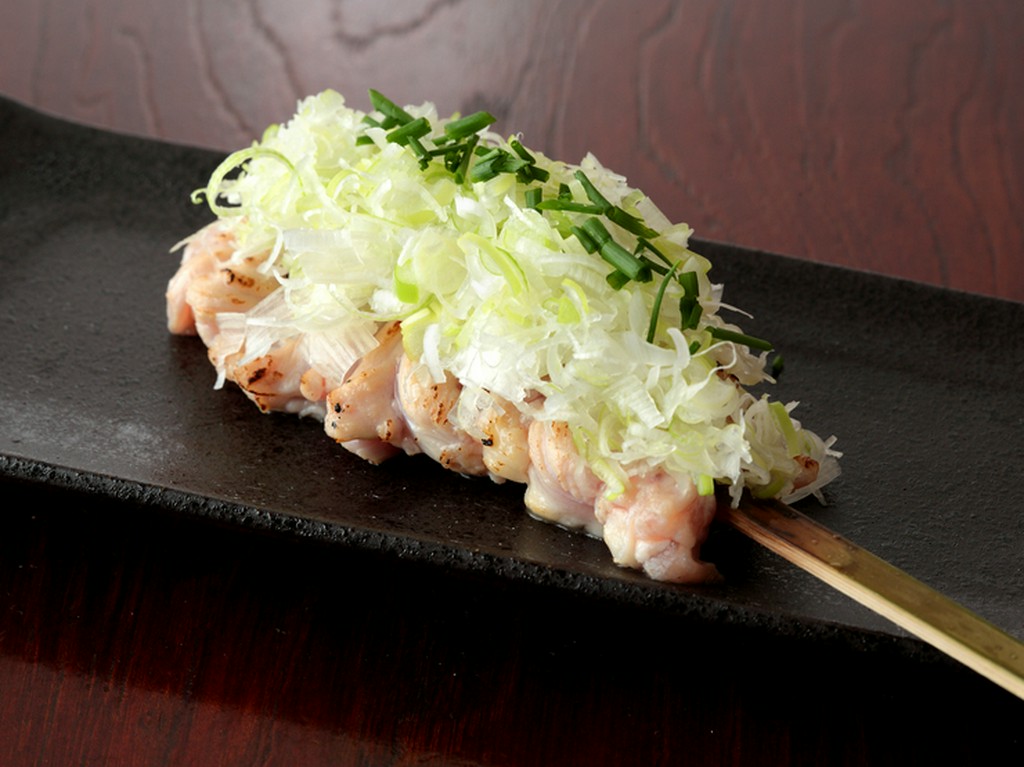 噛めば噛むほど肉汁が溢れ出る『せせりねぎ盛り』