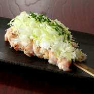 もも肉よりも脂身が多いのが特徴のせせり。食感に弾力があり、噛めば噛むほど肉汁が出てくる味わいのある部位です。特製味噌だれにたっぷりのねぎを乗せていただきます。