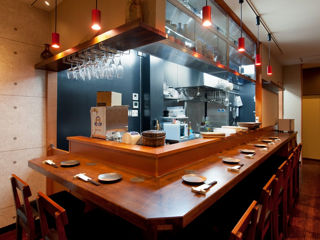 ワインレッドのライトが店内の雰囲気をぐっとおしゃれに