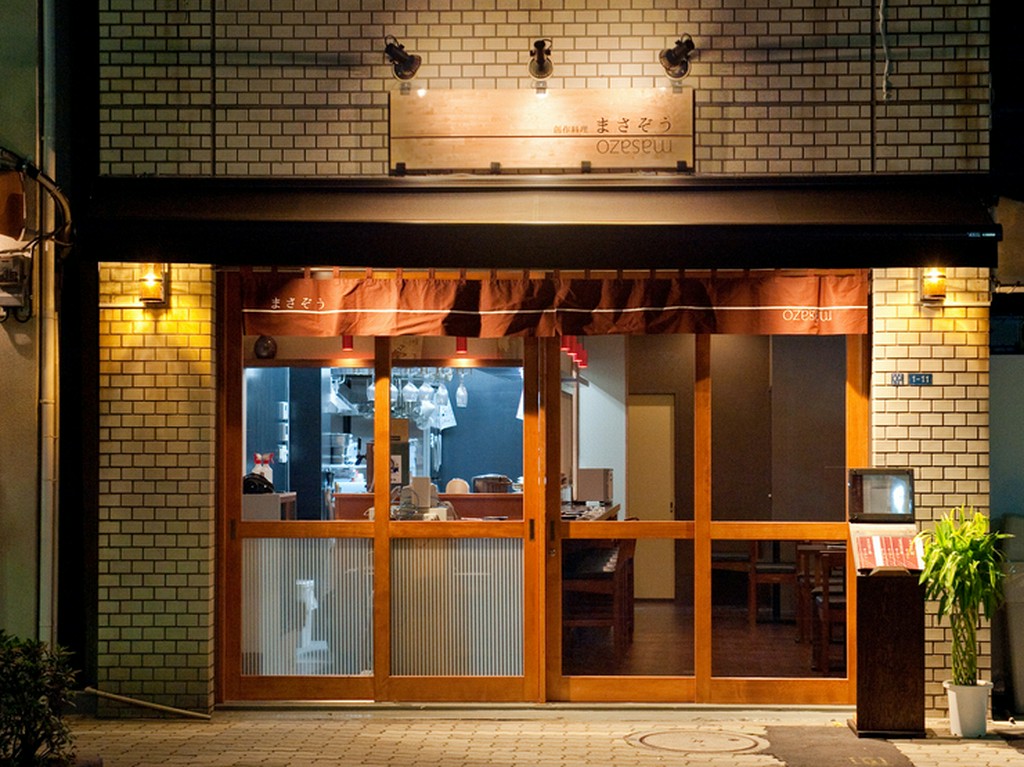 田原町駅より徒歩4分。ライトに照らされる明るい看板が目印