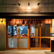 浅草雷門にもほど近い【創作料理　まさぞう】。外観はちょっとおしゃれな感じの和の雰囲気。店内はモダンで、ゆったりとしたカウンター席とテーブル席があり、合せて18名までの利用が可能です。