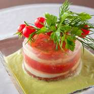トマトのジュレとチーズ、彩りも美しい「ミルフィーユ」に仕立てました。