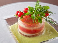 彩りも美しい『北海道産モッツアレラチーズとフルーツトマトのミルフィーユ』