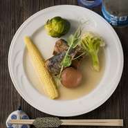 一年を通して揚がる鰯。それだけに、鰯と一緒に提供される野菜には旬のものや、ちょっと珍しいものを使用しています。彩りとともに、味に変化をもたらす野菜の加減も絶品。刺身の飾り花も情緒があります。