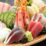 『天ぷら』『サラダ』『お造り』など、多彩なメニューを取り揃えているので、お子様からご年配の方までどなたにも楽しめます。ご家族での普段の食事にも、お祝い事にも最適です。