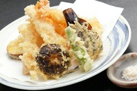 旬の野菜の多彩な味わいと香りを味わえる『天ぷら盛り合わせ』は、藻塩か特製天つゆでどうぞ