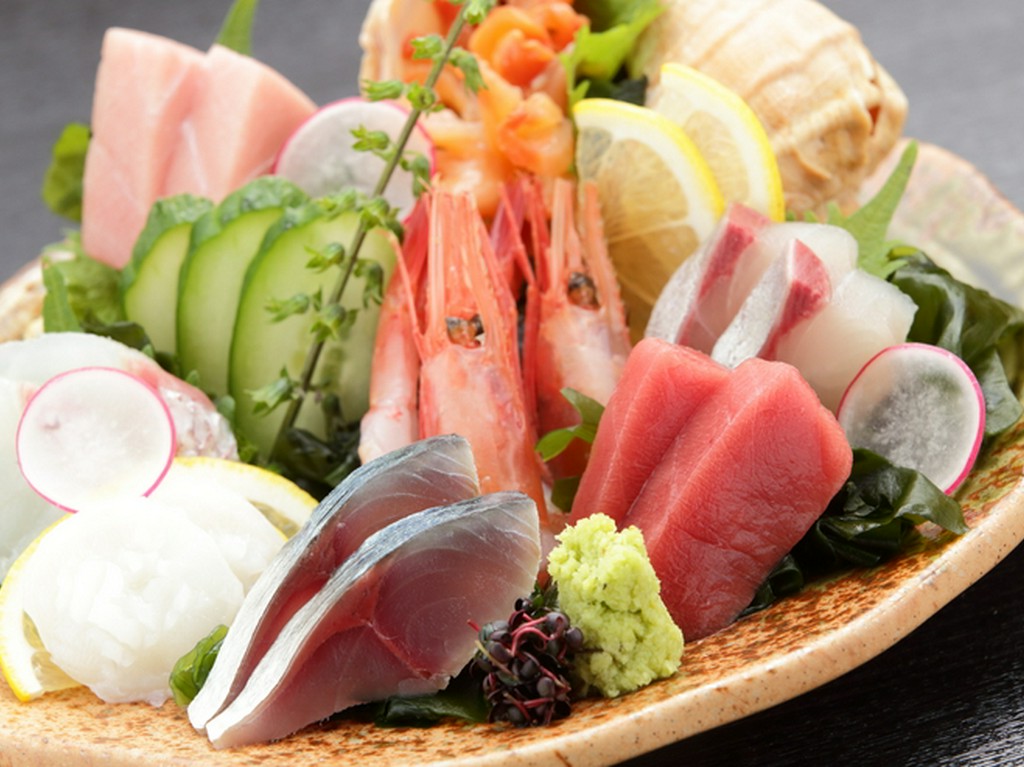 旬の鮮魚を毎日仕入れ、たっぷりと盛り合わせてお届け