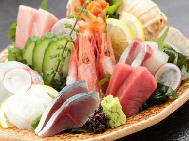 旬の鮮魚を毎日仕入れ、たっぷりと盛り合わせてお届け