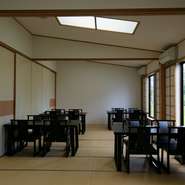 店内中央にある調理場を囲むように6部屋の個室を配した空間構成。用途に応じて仕切りを外して大部屋にしたり、小さな個室にすることも可能です。