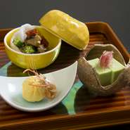 季節の素材に合わせた調理法で、日替わりで3種の小付けを提供。日本酒とともにゆっくり味わうのがおすすめです。