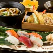海老、鯛、マグロなどの寿司に、サクサクの揚げたて天ぷら、特製だしでいただく手打ちうどんを取り合わせました。