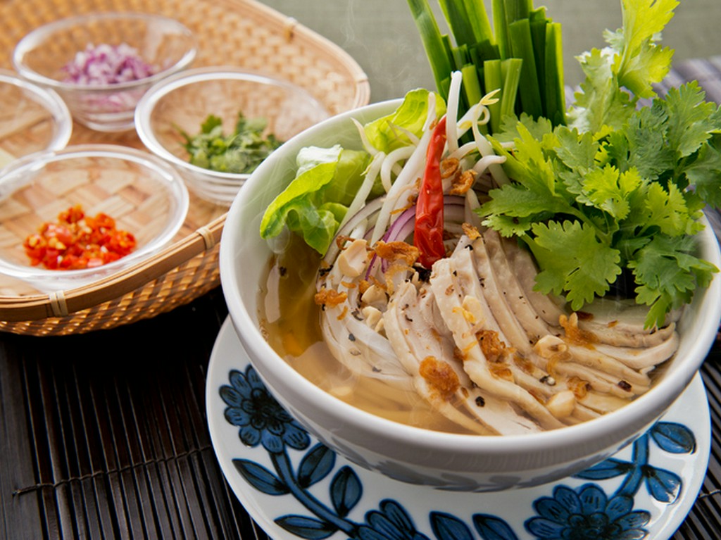 たっぷり野菜が嬉しい『パクチー香る鶏肉と野菜のフォー』
