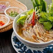 パクチー、もやし、紫玉ねぎなど野菜いっぱいのベトナム風ライスヌードル。フォーのツルツル食感、辛さと酸味が効いたスープも満喫できます。