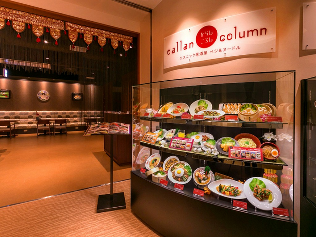 異国情緒ある店内が垣間見えるエントランス