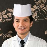 美味しく召し上がっていただけるよう、温かい料理は温く、冷たい料理は冷たくしてお出しする。おひとり様は、静かなお席にご案内する。それぞれのお客様に楽しんででいただくために、気を配っています。