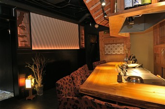 大きな鉄板を眺めながら、五感で楽しむ臨場感溢れる料理