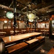 南風が心地よいテラス席はデートディナーに最適。居心地のいい空間と、美味しい料理の数々に会話も弾みます。