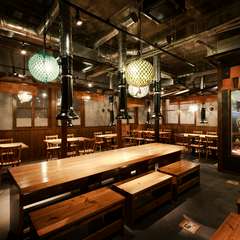 カップルにおすすめのテラス席、島の風にふかれるディナータイム