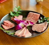 県産和牛の五点盛りの食べ比べをどうぞ！