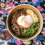 焼肉屋の定番、ビビンバもお持ち帰りでご用意しました。お好みでコチュジャンを入れよく混ぜてからお召し上がりください。