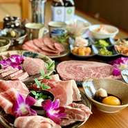 コムタンスプ、キムチ、ナムル、本日の前菜、タン塩、アグー豚4種、特選和牛3種、特上ロースの焼きすき、冷麺、ブルーシールアイス