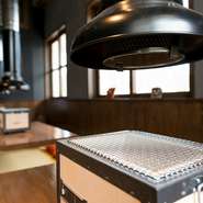 古民家を活かして作られた店内は、琉球畳や沖縄ガラスの照明など沖縄のゆったりした雰囲気。空調設備も整っており、服や髪につくにおいが気になる女性でも安心です。女子会やパーティ、宴会にも最適です。