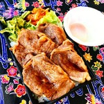 贅沢に黒毛和牛のサーロイン2枚（約120g）を使用したすき焼き弁当をご用意しました。 お好みで温泉卵に浸してお召し上がりください。