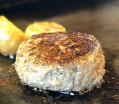 シェフ自慢の肉汁が溢れるハンバーグです。