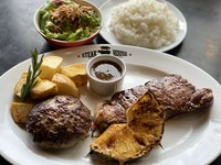 自家製の肉汁たっぷりのハンバーグとステーキのコンボです。