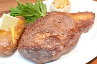 さくっと噛み切れる柔らかさ『リブロースステーキ』