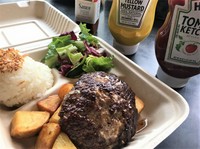 ライス、サラダ、ポテト付き