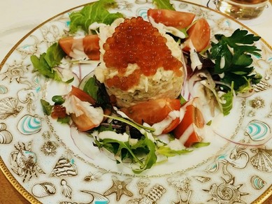 新鮮な魚介を使った人気のサラダ『海鮮アボガドサラダ』