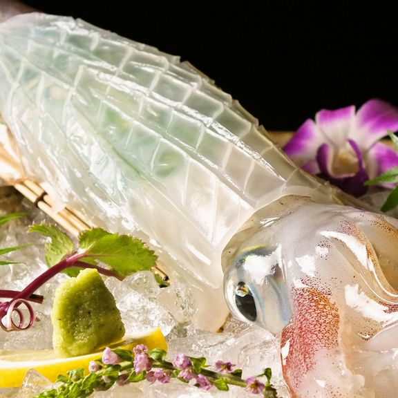 イカの活き造りは予約必須。九州各地の贅沢グルメを味わえます