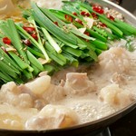 素材とスープに徹底的にこだわっています。 厳選して仕入れている、国産和牛の小腸100％のモツは大ぶりでぷりっぷり！定番の「醤油」人気の「味噌」の2種類のスープは、試行錯誤を重ね作りあげました。