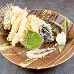 新鮮な野菜や魚介をからっと揚げ、サクサクの衣につつまれた素材のうまみをご堪能ください。