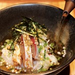 近海で獲れた新鮮な鯖と特製胡麻ダレをからめた「胡麻鯖」に熱々のお茶を注いでお召し上がりください。