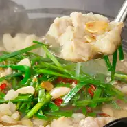 博多郷土料理の王様、もつ鍋も外せません