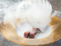 低温調理した厳撰赤身肉を桜チップの薫香と共にお楽しみ下さい。