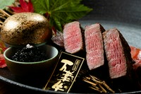 鳥取県東部管内にて、飼育された黒毛和種で、きめ細かい肉質が特徴の【万葉牛】取扱店。
