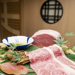 鳥取県東部管内にて、飼育された黒毛和種で、きめ細かい肉質が特徴の【万葉牛】取扱店。
