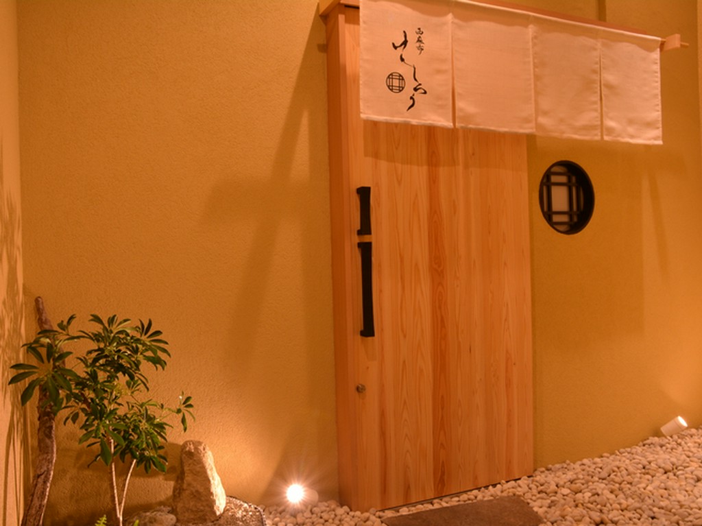 西麻布けんしろうの入り口です。