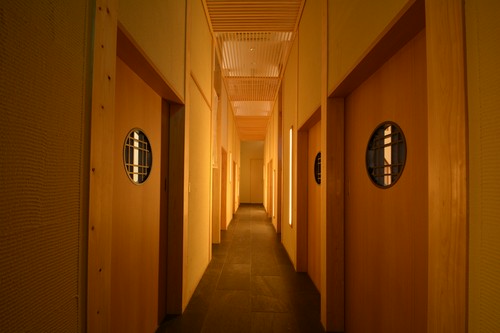 西麻布けんしろうの通路の写真です。