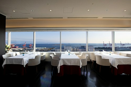 開放感のある大きな窓から、神戸の港を一望