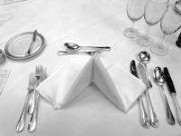 イチゴカラーのアイテムを身につけて来店すると、ストロベリースパークリングワイン1杯をプレゼント！