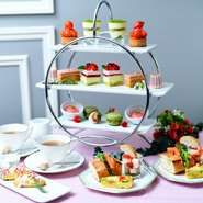 〈 参加条件 〉
イチゴカラー（赤・ピンク）のアイテムを身につけて来店するだけ。洋服に限らず、スカーフや帽子、バッグなどの小物でも参加できるため、特別な準備は不要です。気軽にご参加ください。
ーーーーーーーーー
※ノンアルコールへの変更も可。
※食材の仕入れ状況により、内容が変更となる場合がございます。
※1日10組様限定（完全予約制）です。
※写真はイメージです。