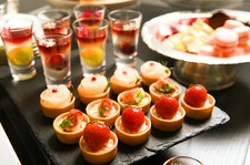 イチゴカラーのアイテムを身につけて来店すると、ストロベリースパークリングワイン1杯をプレゼント！