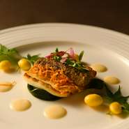 〈 参加条件 〉
イチゴカラー（赤・ピンク）のアイテムを身につけて来店するだけ。洋服に限らず、スカーフや帽子、バッグなどの小物でも参加できるため、特別な準備は不要です。気軽にご参加ください。
ーーーーーーーーー
※ノンアルコールへの変更も可。
※食材の仕入れ状況により、内容が変更となる場合がございます。
※写真はイメージです。