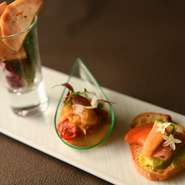 〈 参加条件 〉
イチゴカラー（赤・ピンク）のアイテムを身につけて来店するだけ。洋服に限らず、スカーフや帽子、バッグなどの小物でも参加できるため、特別な準備は不要です。気軽にご参加ください。
ーーーーーーーーー
※ノンアルコールへの変更も可。
※食材の仕入れ状況により、内容が変更となる場合がございます。
※写真はイメージです。